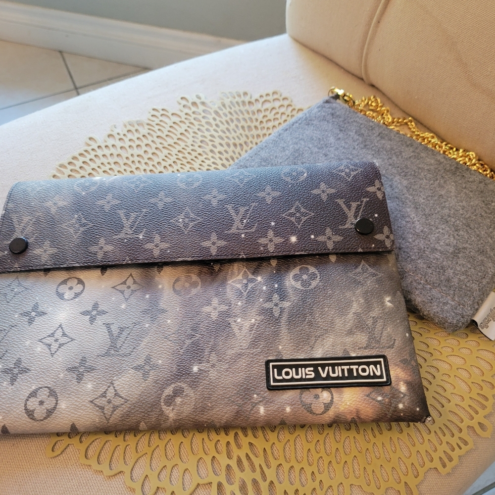 100% Authentic Louis Vuitton Large Pochette Gray Monogram Clutch
